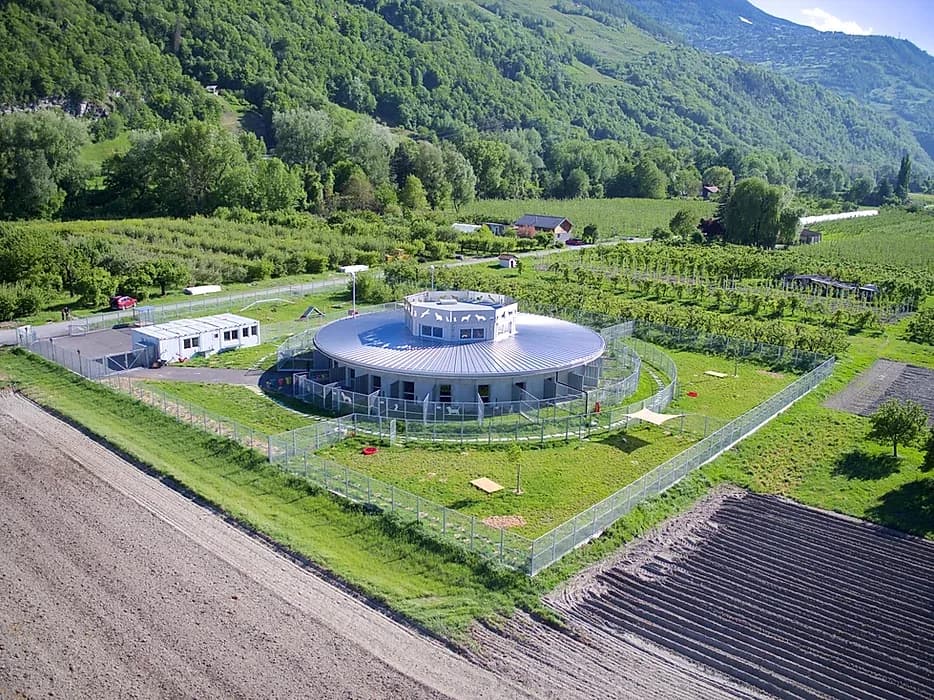 La pension vue d’en haut, adossée à la colline, à l’entrée de Sion