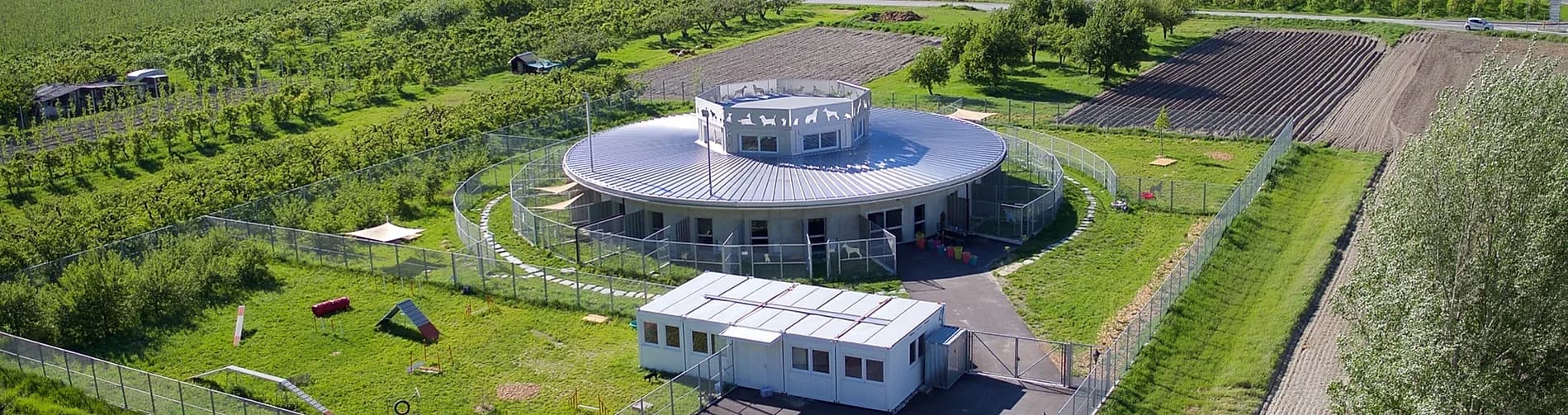 Vue panoramique de la pension et de ses parcs, adossés au coteau